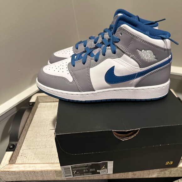 Nike AIR JORDAN 1 MID GS CEMENT GREY/WHITE-TRUE BLUE - Picture 4 of 10